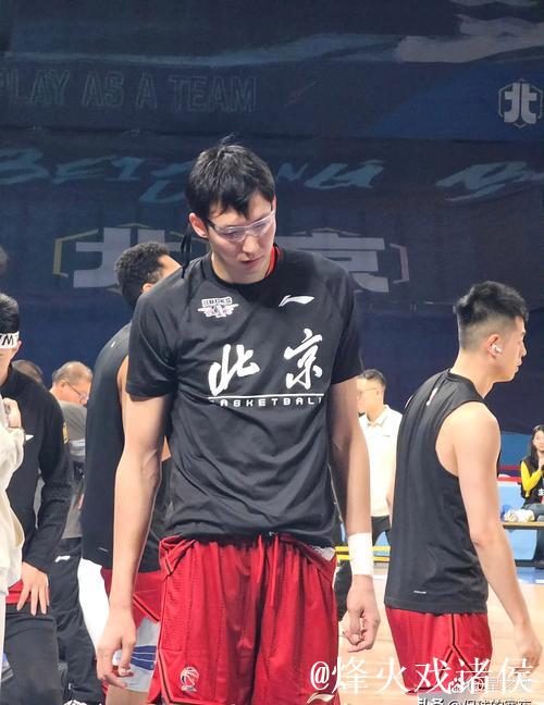 周琦半场出战12分钟,投篮4中3得到6分6篮板1助攻1抢断 周琦半场出战12分钟,投篮4中3得到6分6篮板1助攻1抢断