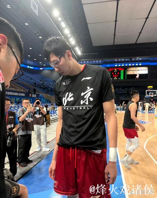 周琦半场出战12分钟,投篮4中3得到6分6篮板1助攻1抢断 周琦半场出战12分钟,投篮4中3得到6分6篮板1助攻1抢断